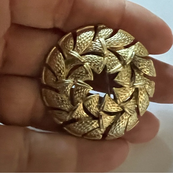 Corocraft Jewelry - Vintage Corocraft Gold Wreath Brooch
